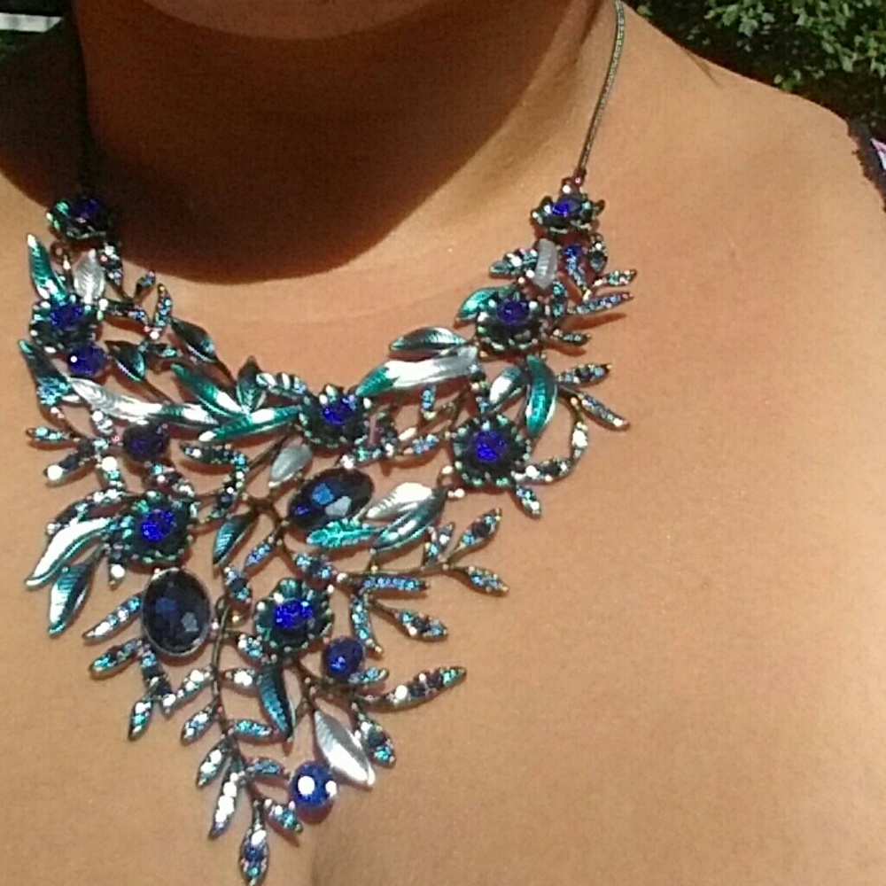 Handmade blue floral necklace and earnings set - Picture 4 of 4